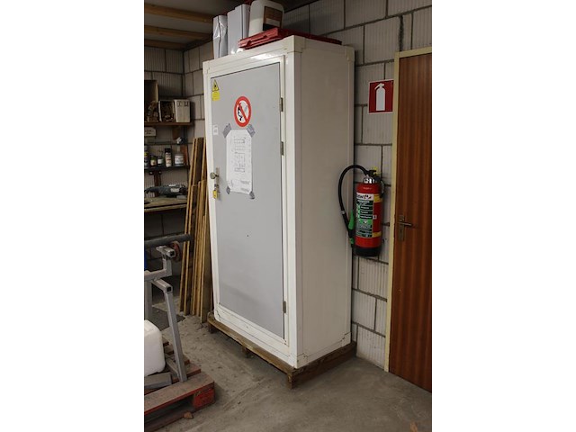 Chemiekast met diverse producten w.o. lakken, grondverf, 2-componenten opvuller en regendicht. afmeting 101... - afbeelding 3 van  3