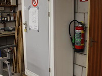 Chemiekast met diverse producten w.o. lakken, grondverf, 2-componenten opvuller en regendicht. afmeting 101... - afbeelding 3 van  3