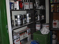 Chemiekluis met diverse inhoud waaronder reinigingsmiddelen, lakken en 2 componenten verf. afmeting 208 cm ... - afbeelding 3 van  5