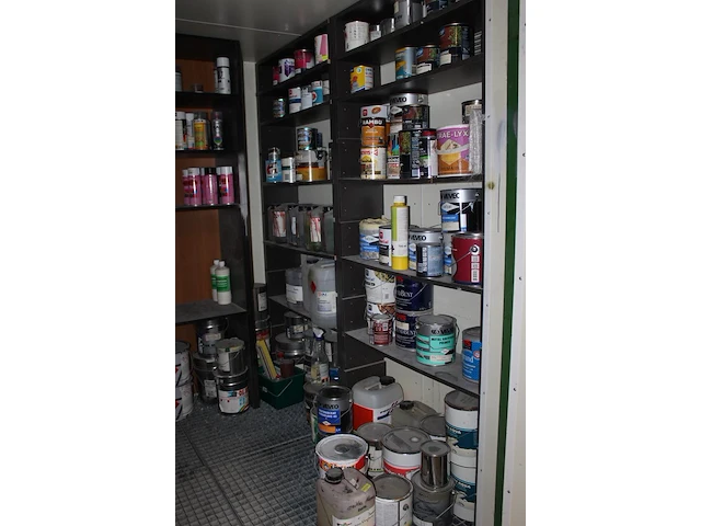 Chemiekluis met diverse inhoud waaronder reinigingsmiddelen, lakken en 2 componenten verf. afmeting 208 cm ... - afbeelding 5 van  5