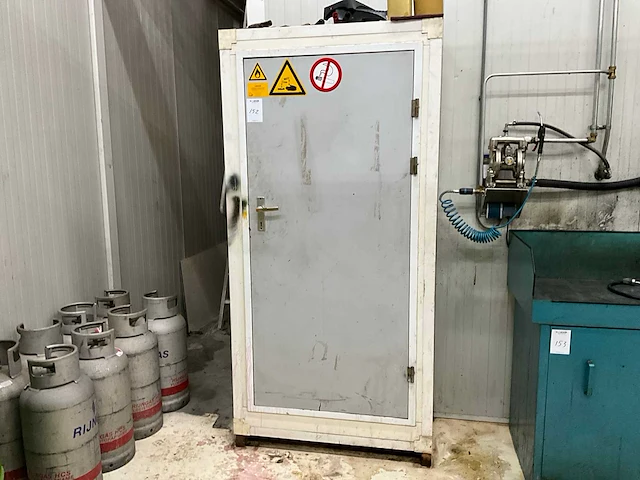 Chemie/verf kast - afbeelding 1 van  4