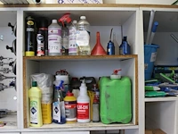 Chemische middelen waaronder allesreinigers, contactlijm, laklijm, enz. op twee schappen. - afbeelding 1 van  1