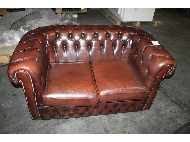 (chesterfield)bankje breedte 140 cm. - afbeelding 1 van  1