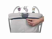 Chicco baby hug 4-in-1 wieg - met speelboog - babygym - inclusief wiegmatras - glacial - afbeelding 4 van  6
