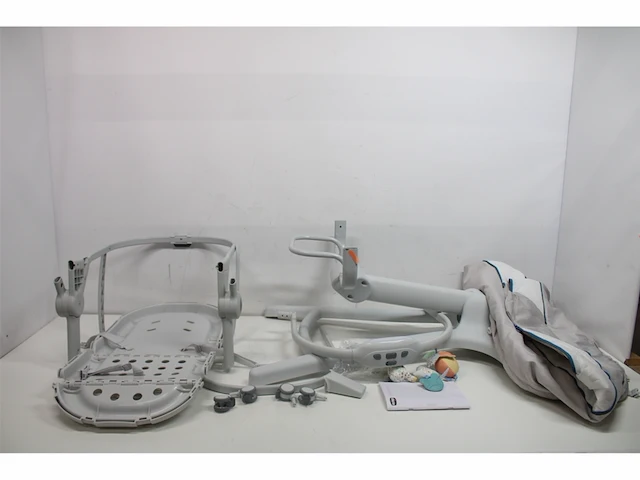 Chicco baby hug 4-in-1 wieg - met speelboog - babygym - inclusief wiegmatras - glacial - afbeelding 5 van  6