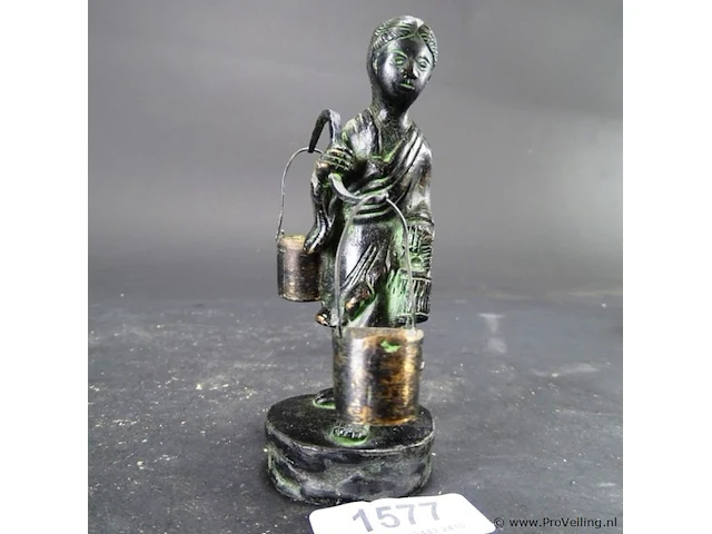 Chinees bronzen waterdraagster - afbeelding 1 van  5