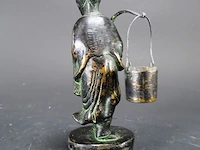 Chinees bronzen waterdraagster - afbeelding 3 van  5