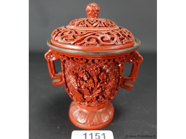 Chinese koperen gelakte vaas, waarschijnlijk van gesneden cinnober of een imitatie daarvan. cinnober is een helderrode tot scharlakenrode vorm van kwiksulfide, die van oudsher werd gebruikt als pigment. - afbeelding 1 van  5