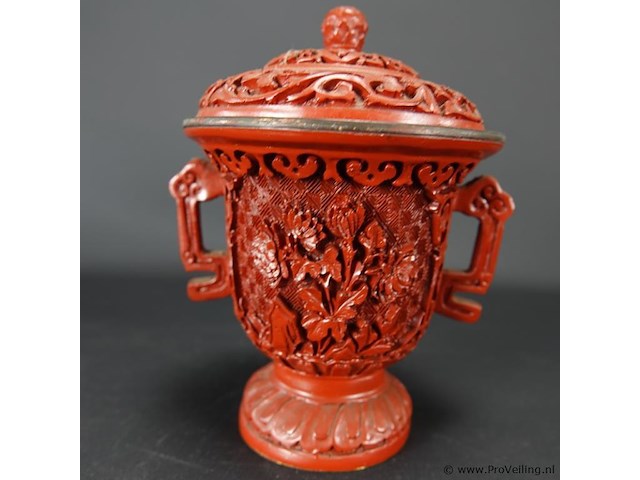 Chinese koperen gelakte vaas, waarschijnlijk van gesneden cinnober of een imitatie daarvan. cinnober is een helderrode tot scharlakenrode vorm van kwiksulfide, die van oudsher werd gebruikt als pigment. - afbeelding 2 van  5