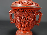 Chinese koperen gelakte vaas, waarschijnlijk van gesneden cinnober of een imitatie daarvan. cinnober is een helderrode tot scharlakenrode vorm van kwiksulfide, die van oudsher werd gebruikt als pigment. - afbeelding 2 van  5