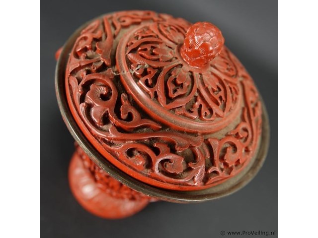 Chinese koperen gelakte vaas, waarschijnlijk van gesneden cinnober of een imitatie daarvan. cinnober is een helderrode tot scharlakenrode vorm van kwiksulfide, die van oudsher werd gebruikt als pigment. - afbeelding 3 van  5