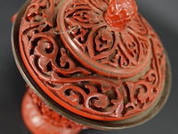 Chinese koperen gelakte vaas, waarschijnlijk van gesneden cinnober of een imitatie daarvan. cinnober is een helderrode tot scharlakenrode vorm van kwiksulfide, die van oudsher werd gebruikt als pigment. - afbeelding 3 van  5