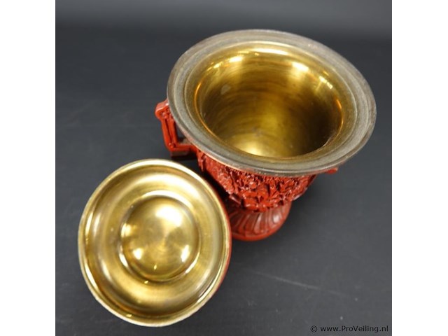 Chinese koperen gelakte vaas, waarschijnlijk van gesneden cinnober of een imitatie daarvan. cinnober is een helderrode tot scharlakenrode vorm van kwiksulfide, die van oudsher werd gebruikt als pigment. - afbeelding 4 van  5