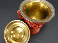 Chinese koperen gelakte vaas, waarschijnlijk van gesneden cinnober of een imitatie daarvan. cinnober is een helderrode tot scharlakenrode vorm van kwiksulfide, die van oudsher werd gebruikt als pigment. - afbeelding 4 van  5