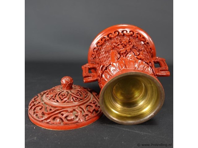 Chinese koperen gelakte vaas, waarschijnlijk van gesneden cinnober of een imitatie daarvan. cinnober is een helderrode tot scharlakenrode vorm van kwiksulfide, die van oudsher werd gebruikt als pigment. - afbeelding 5 van  5