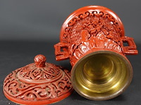 Chinese koperen gelakte vaas, waarschijnlijk van gesneden cinnober of een imitatie daarvan. cinnober is een helderrode tot scharlakenrode vorm van kwiksulfide, die van oudsher werd gebruikt als pigment. - afbeelding 5 van  5