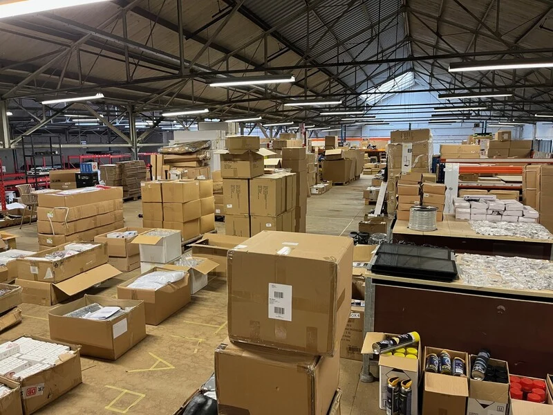 Chiq witgoed, zarges trappen en ladders, led verlichting en elektrische projectieschermen