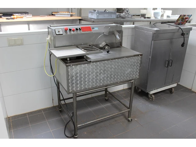 Chocolade tempreermachine henk koenen. afmeting 85 x 61 x 115 cm. - afbeelding 1 van  4
