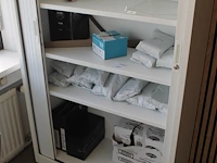Chocopoeder, suiker en melkpoeder op 3 schappen. - afbeelding 1 van  3
