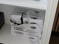 Chocopoeder, suiker en melkpoeder op 3 schappen. - afbeelding 3 van  3