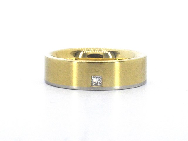 Christian bauer - bi-colour trouwring van goud en platina met een prinses geslepen diamant - afbeelding 1 van  7