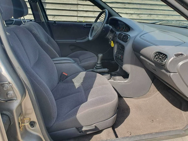 Chrysler - stratus - 2.0i-16v le - car - afbeelding 2 van  22