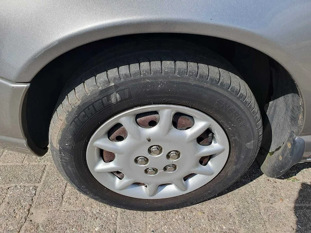 Chrysler - stratus - 2.0i-16v le - car - afbeelding 15 van  22