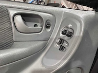 Chrysler - voyager - 3.3i v6 se luxe - 03-pv-xh - afbeelding 11 van  18