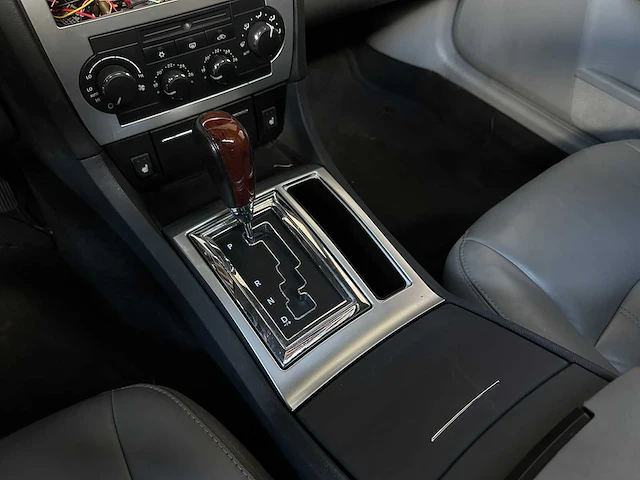 Chrysler 300c hemi 5.7 v8 340pk 2005 -youngtimer- - afbeelding 17 van  40