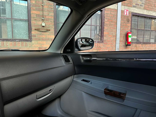 Chrysler 300c hemi 5.7 v8 340pk 2005 -youngtimer- - afbeelding 19 van  40