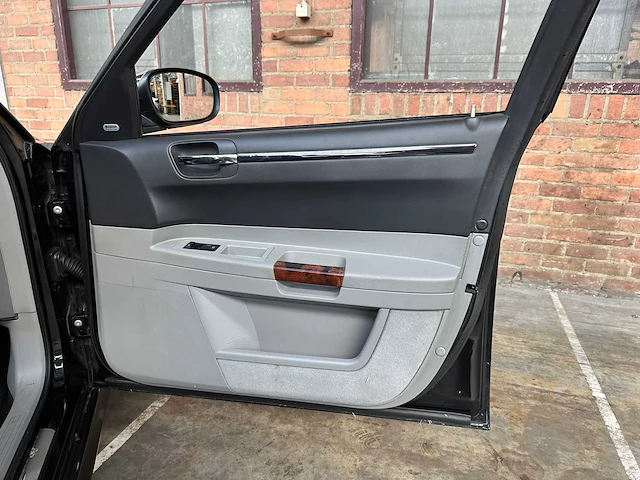 Chrysler 300c hemi 5.7 v8 340pk 2005 -youngtimer- - afbeelding 29 van  40