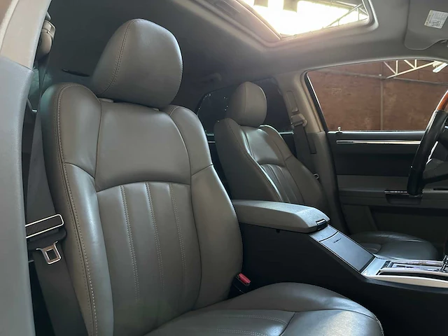 Chrysler 300c hemi 5.7 v8 340pk 2005 -youngtimer- - afbeelding 31 van  40