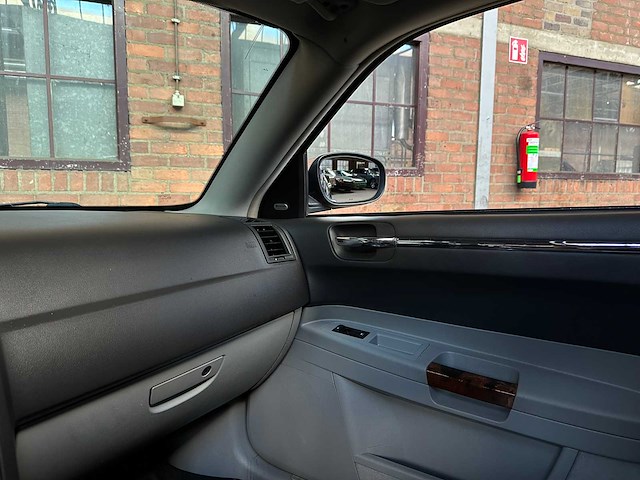 Chrysler 300c hemi 5.7 v8 340pk 2005 -youngtimer- - afbeelding 19 van  40