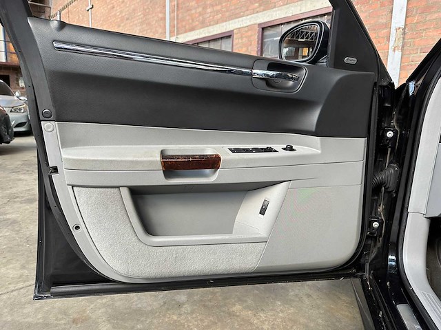 Chrysler 300c hemi 5.7 v8 340pk 2005 -youngtimer- - afbeelding 20 van  40