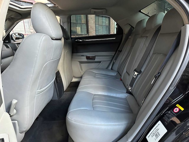 Chrysler 300c hemi 5.7 v8 340pk 2005 -youngtimer- - afbeelding 25 van  40