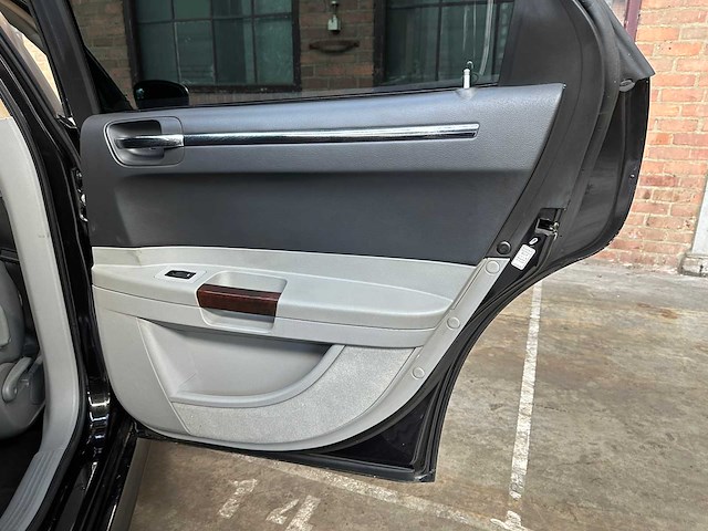 Chrysler 300c hemi 5.7 v8 340pk 2005 -youngtimer- - afbeelding 27 van  40