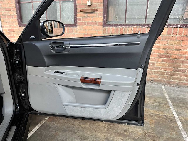 Chrysler 300c hemi 5.7 v8 340pk 2005 -youngtimer- - afbeelding 29 van  40