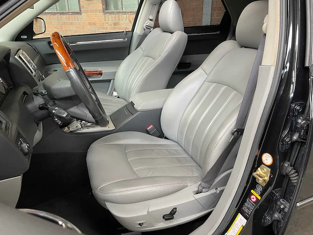 Chrysler 300c hemi 5.7 v8 340pk 2005 youngtimer - afbeelding 28 van  39
