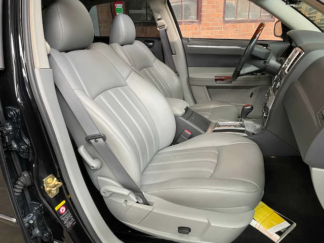 Chrysler 300c hemi 5.7 v8 340pk 2005 youngtimer - afbeelding 31 van  39