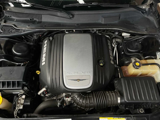 Chrysler 300c hemi 5.7 v8 340pk 2005 youngtimer - afbeelding 32 van  39