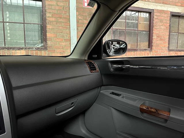 Chrysler 300c hemi 5.7 v8 340pk 2005 youngtimer - afbeelding 24 van  44
