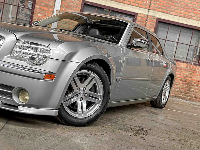 Chrysler 300c hemi 5.7 v8 340pk 2005 youngtimer - afbeelding 40 van  44