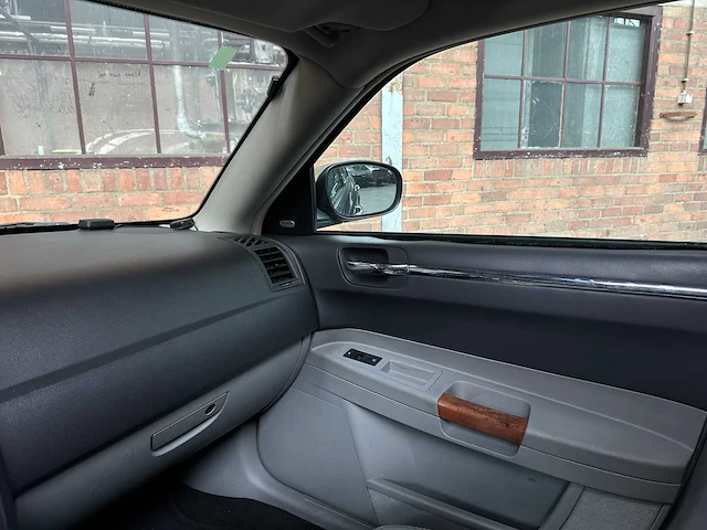 Chrysler 300c hemi 5.7 v8 340pk 2006 youngtimer - afbeelding 22 van  44