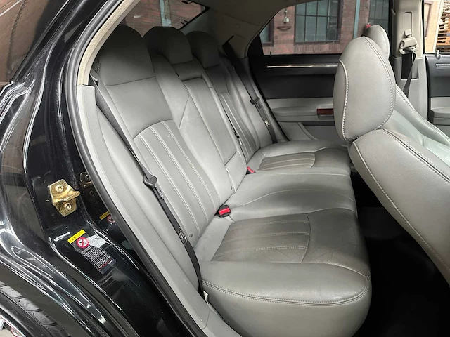 Chrysler 300c hemi 5.7 v8 340pk 2006 youngtimer - afbeelding 35 van  44