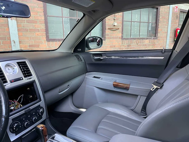 Chrysler 300c hemi 5.7 v8 340pk 2006 youngtimer - afbeelding 19 van  38