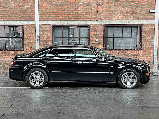 Chrysler 300c hemi 5.7 v8 340pk 2006 youngtimer - afbeelding 2 van  40