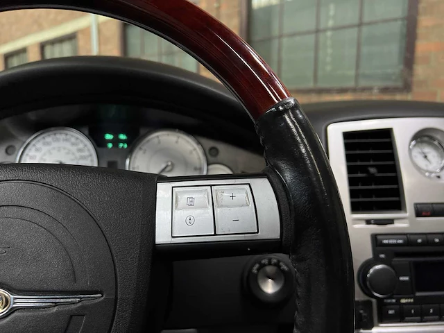 Chrysler 300c hemi 5.7 v8 340pk 2006 youngtimer - afbeelding 17 van  40