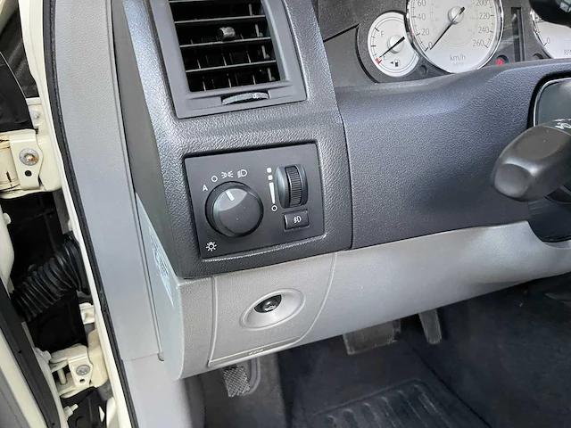 Chrysler 300c hemi 5.7 v8 340pk 2006 youngtimer - afbeelding 13 van  38