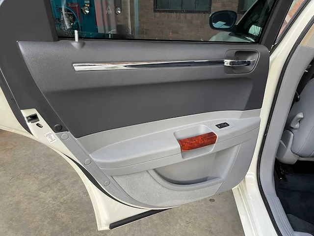 Chrysler 300c hemi 5.7 v8 340pk 2006 youngtimer - afbeelding 22 van  38