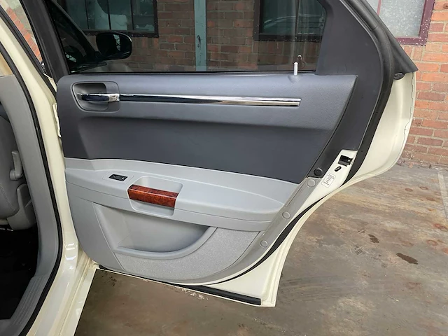 Chrysler 300c hemi 5.7 v8 340pk 2006 youngtimer - afbeelding 25 van  38